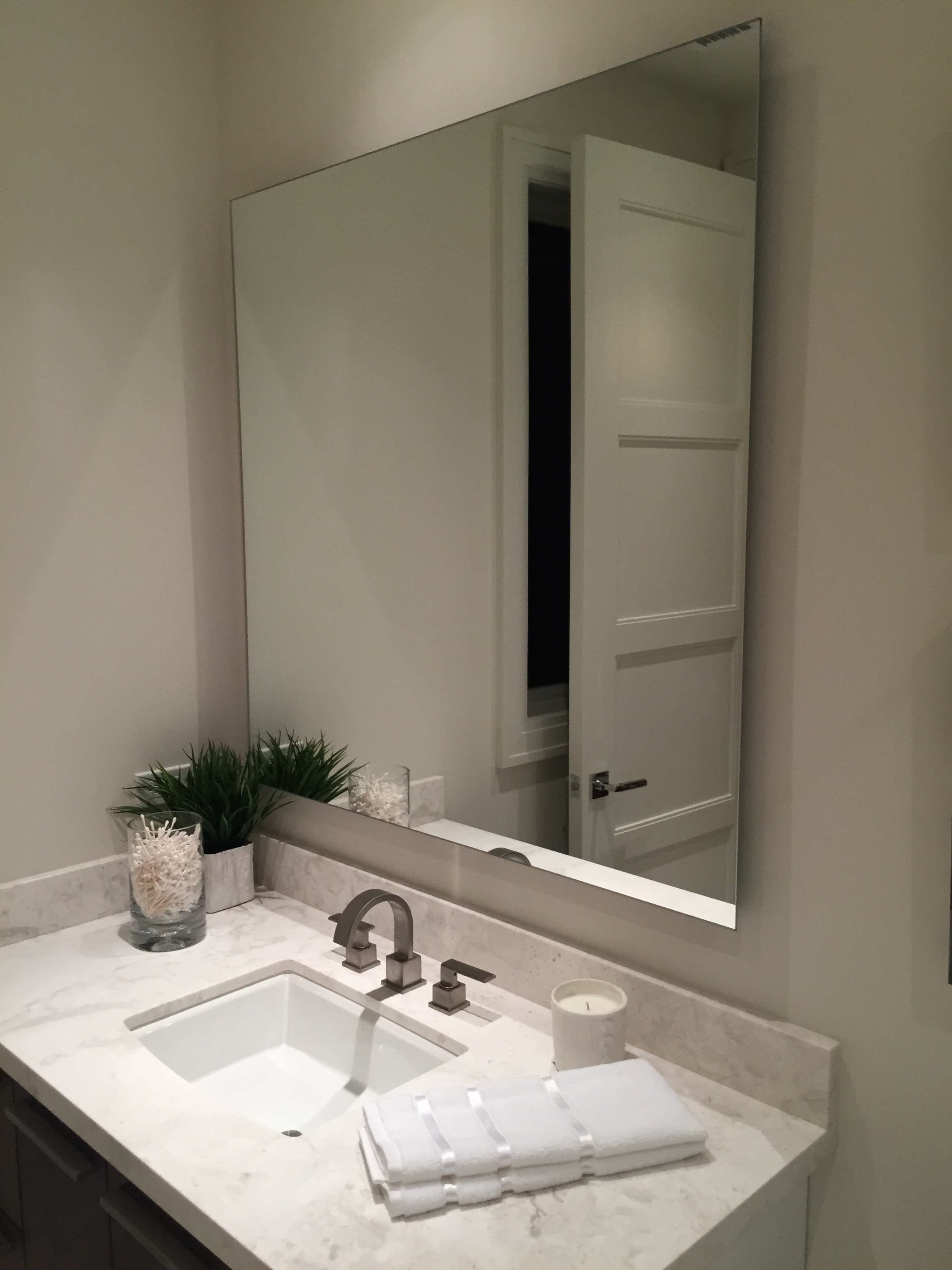 Floating Mirror The Glass Pe A, Diy Floating Vanity Mirror Mount